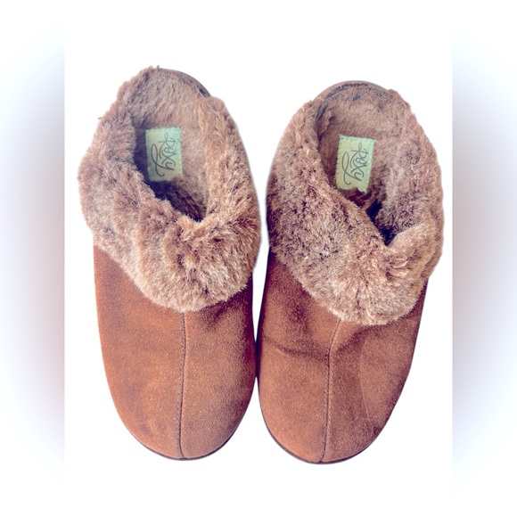 EUC Roxy Women’s Chalette Size 9 Faux Fur Lined Suede Brown Slip on Clogs Shoes - Picture 1 of 9